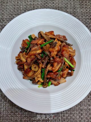 鹿茸菇炒五花肉的做法步骤：13