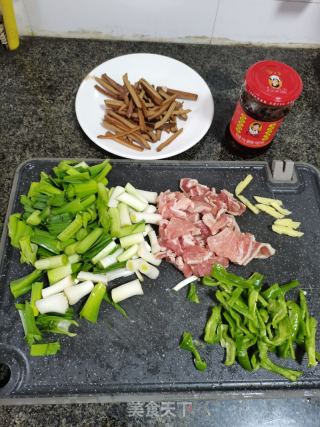 蒜苗豆干炒肉片的做法步骤：2