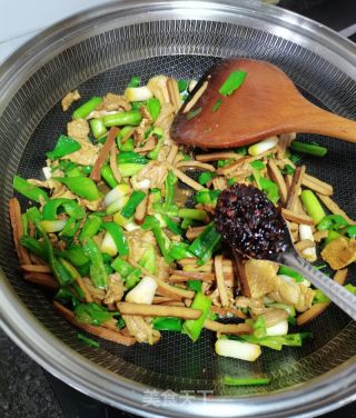 蒜苗豆干炒肉片的做法步骤：7