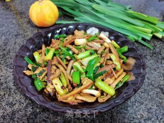 蒜苗豆干炒肉片的做法步骤：8
