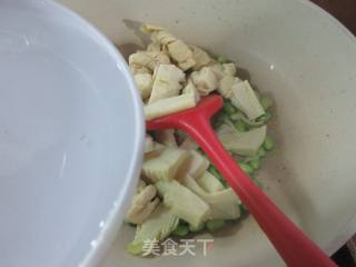 毛豆冬笋烧百叶结的做法步骤：6