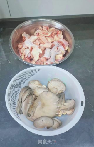 鲜蘑菇炖鸡的做法步骤：1