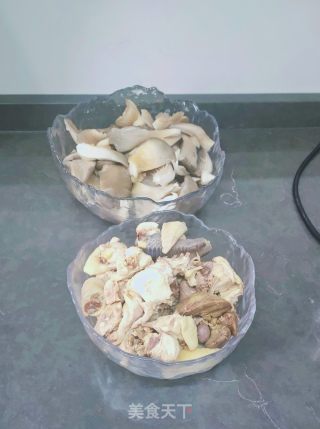 鲜蘑菇炖鸡的做法步骤：3