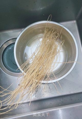 鲜蘑菇炖鸡的做法步骤：4