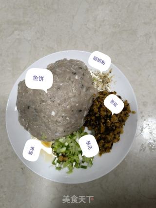 青椒酿鱼饼的做法步骤：1