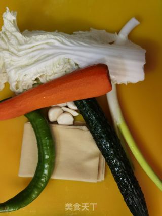 凉拌白菜豆腐皮什锦的做法步骤：1