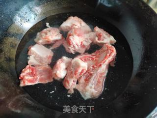 排骨萝卜面皮汤的做法步骤：2