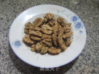 椒盐核桃仁的做法步骤：4