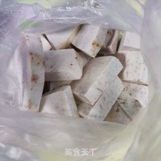 五花肉焖香芋的做法步骤：1