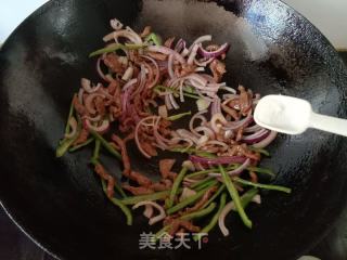 青椒洋葱炒牛肉丝的做法步骤：6