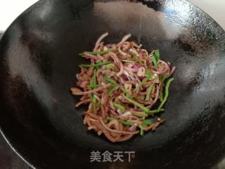 青椒洋葱炒牛肉丝的做法步骤：7