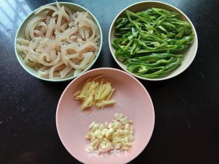 青椒炒猪皮的做法步骤：1