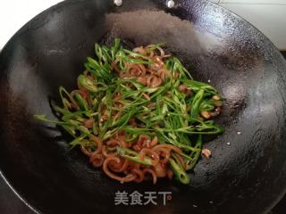 青椒炒猪皮的做法步骤：5