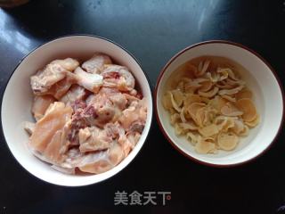 土豆片烧鸡的做法步骤：1