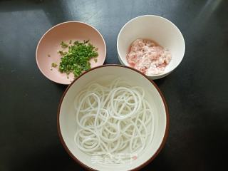 酸豆角肉末米粉的做法步骤：1