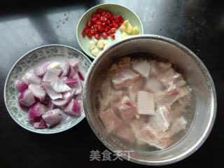 洋葱炒风干鸭腿的做法步骤：1