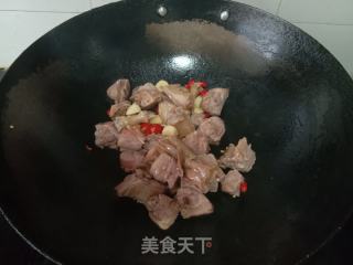洋葱炒风干鸭腿的做法步骤：5