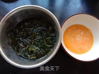 裙带菜炒鸡蛋的做法步骤：1