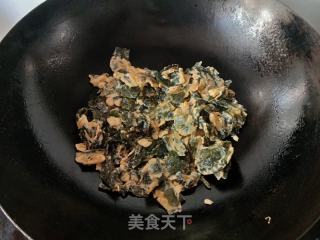 裙带菜炒鸡蛋的做法步骤：7