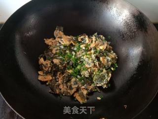 裙带菜炒鸡蛋的做法步骤：8