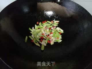 蒜苗炒鹌鹑蛋的做法步骤：4