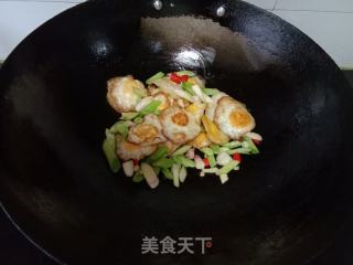 蒜苗炒鹌鹑蛋的做法步骤：5
