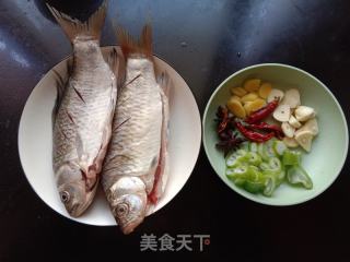 酱烧鲫鱼的做法步骤：1