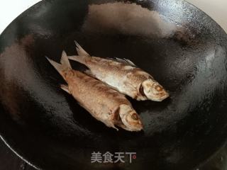 酱烧鲫鱼的做法步骤：2