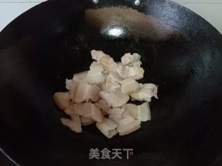 老干妈炒五花肉的做法步骤：2
