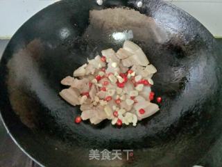 老干妈炒五花肉的做法步骤：3