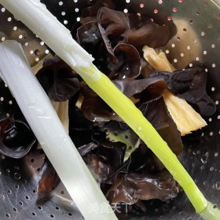 豆腐烧木耳的做法步骤：1