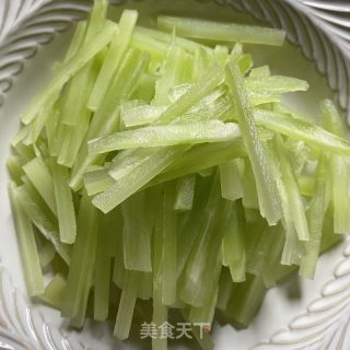 油豆腐炒青笋的做法步骤：4