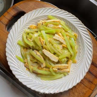 油豆腐炒青笋的做法步骤：10