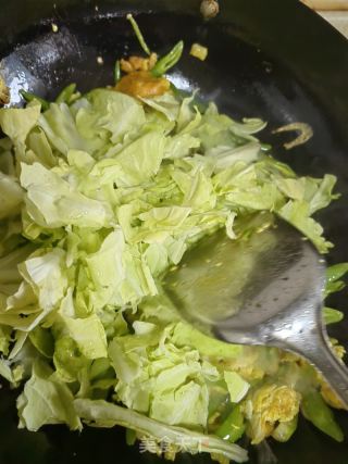 鸡蛋炒白菜的做法步骤：2