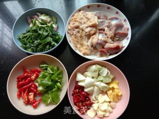 小炒鸡杂的做法步骤：1