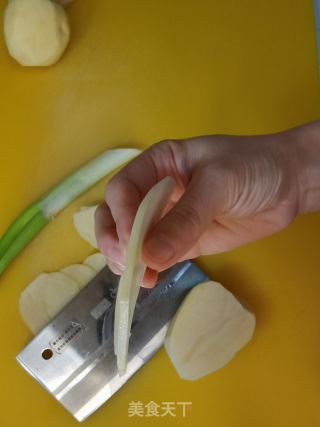 醋溜土豆丝的做法步骤：1
