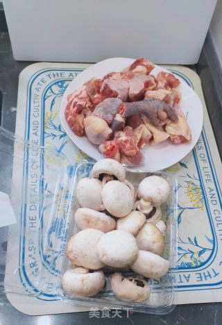 口蘑鸡汤的做法步骤：1