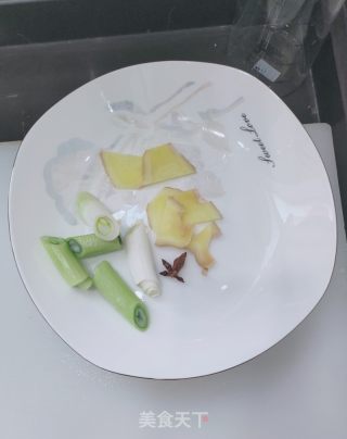 口蘑鸡汤的做法步骤：2
