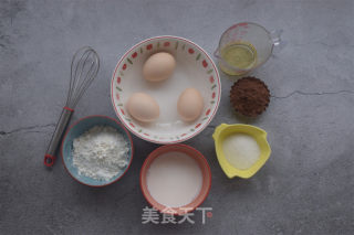 香气迷人的巧克力戚风蛋糕，做法超简单，小白也能轻松掌握的做法步骤：1