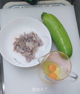 皮皮虾西葫芦水饺的做法步骤：1