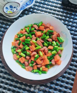 胡萝卜炒蒜薹的做法