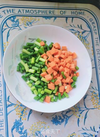 胡萝卜炒蒜薹的做法步骤：1