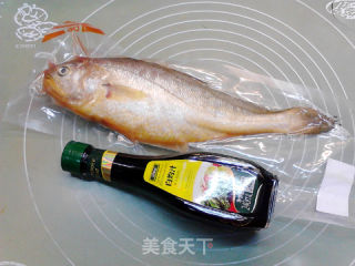 清蒸黄花鱼的做法步骤：1