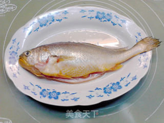 清蒸黄花鱼的做法步骤：2