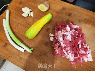 羊肉胡萝卜蒸饺的做法步骤：1