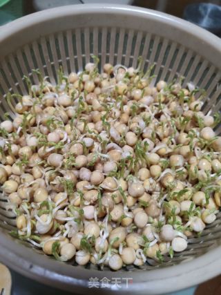 爆香豌豆苗(自己培育的豌豆苗)的做法步骤：1