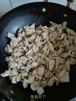 青椒炒肥肠的做法步骤：3