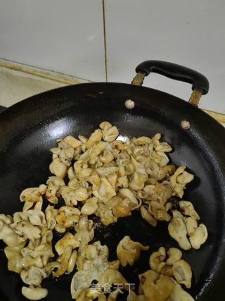 土豆烧肥肠的做法步骤：1