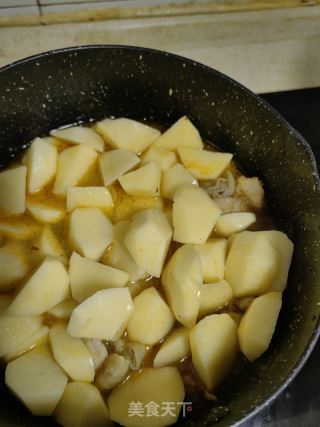 土豆烧肥肠的做法步骤：3