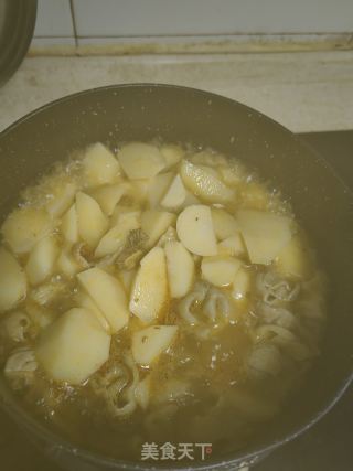 土豆烧肥肠的做法步骤：4